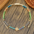 Detalle de pulsera de cuentas de colores con cruz dorada y cierre de cordón ajustable - Estilo de Dije de Cruz (ZJ15673)
