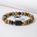 Detalle macro de la pulsera del zodiaco Cáncer con cuentas de ojo de tigre y símbolo - Cáncer (ZJ15805)