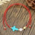 Detalle de pulsera de hilo rojo con cruz azul, perla y corazón dorado brillante - Estilo Cruz Azul Perla Artificial (ZJ15674)