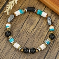 Macro-detail van turquoise kralen, zwarte agaat en gouden kralen op de kralenarmband - Zwart Groen Wit Multi-Materiaal Vintage Stijl (ZJ15688)