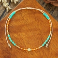 Detalle de pulsera bohemia con cuentas turquesas sobre fondo de madera oscura - Estilo Hecho a Mano Color Turquesa (ZJ15675)