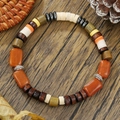Detail van kralenarmband met turkoois en kokosnootschaal op houten achtergrond - Boheems Warm Bruin Multi-Materiaal Stijl (ZJ15689)