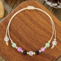 Detalle de pulsera de cuentas hecha a mano con cuerda tejida beige y piedras de colores - Estilo Texturizado Verde Claro Púrpura (ZJ15678)
