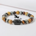 Vista macro de la pulsera Capricornio de piedras naturales ojo de tigre y dije de signo - Capricornio (ZJ15813)