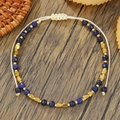 Detalle de pulsera de cuentas hecha a mano con piedras azul oscuro y cordón ajustable - Estilo de Lapislázuli Azul Profundo (ZJ15679)