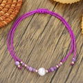 Detalle de una pulsera tejida púrpura ajustable con perla de agua dulce y cuentas de cristal - Estilo Perla Artificial Cristal Púrpura (ZJ15680)