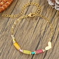 Pulsera bohemia de cuentas arcoíris con dije de corazón dorado sobre madera rústica - Estilo de Corazón de Mostacillas Arcoíris (ZJ15681)