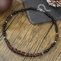 Collar de hombre con cuentas de ojo de tigre rojo y obsidiana negra sobre madera oscura - Estilo Ojo de Tigre Rojo y Obsidiana (ZJ15698)