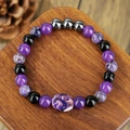 Naturstein-Armband mit lila Achat und schwarzen Onyxperlen auf einem Holzständer - Violetter Achat Schwarzer Hämatit Stil (ZJ15740)