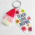Dettaglio portachiavi in acrilico con motivo floreale e scritta Teach Love Inspire - TEACH LOVE INSPIRE (4)