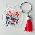 Détail du porte-clés enseignant en acrylique en forme de pomme avec pompon rouge et texte - Style Cœur M'aider à Grandir - Gland Rouge