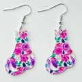 Détail de boucles d'oreilles chat en acrylique avec motifs de roses roses et violettes et crochets - Style Chat Rose