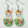 Details von Oster-Ohrringen aus Acryl mit Hasenmotiven und Blumenkränzen auf Weiß - Minzgrüner Blumenei Hase (4)