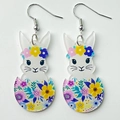 Oster-Ohrringe aus Acryl mit süßem weißen Hasen in floraler Eierschale, weißer Hintergrund - Violetter Blumenei Hase (5)