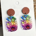 Nahaufnahme der Blumenmuster-Acryl-Ohrringe mit rustikalen Holzstecker-Details - Bunte Blumenmalerei (2)