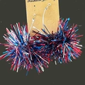 Détail macro de boucles d'oreilles pompons métalliques rouges, bleues et argentées - Style Boule en Fil Métallique Rouge Bleu Argent (3)