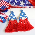 Détail de boucles d'oreilles gnome drapeau américain avec pompons rouges et étoiles - Style Gnome de l'Independence Day avec Glands Rouges(5)