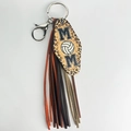 Detalle del llavero MOM de voleibol con estampado de leopardo y borlas de cuero - Estilo Voleibol