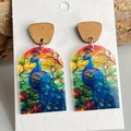 Details von Pfauen-Ohrringen mit Holzstecker und bunter Acryl-Glas-Textur - Blauer Pfau Buntglas Stil (5)