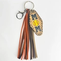 Detailansicht des Mom Leoparden-Anhängers mit bunten Lederfransen und Karabinerverschluss - Softball-Stil (5)