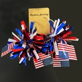 Détail de boucles d'oreilles pompons rouge, blanc et bleu avec motif drapeau USA - Style Feuille Imprimé Drapeau National (5)