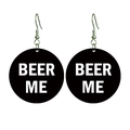Détail de boucles d'oreilles en bois avec disques noirs ronds et imprimé BEER ME blanc - Style Rond Noir Beer Me