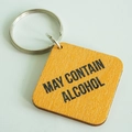 Dettaglio di un portachiavi quadrato in legno con la stampa May Contain Alcohol - Stile Quadrato Giallo (4)