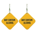 Gros plan sur des boucles d'oreilles en bois jaune avec texte May Contain Alcohol - Style Losange Jaune May Contain Alcohol