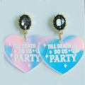 Nahaufnahme von Herzohrringen mit 'Till Death Do Us Party' holografischem Farbverlauf - Schwarzes Holographisches Herz Party