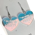 Makroaufnahme herzförmiger schillernder Acryl-Ohrringe mit Till Death Do Us Party Text - Blau Rosa Herz Bis Zum Tod