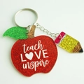 Llavero de acrílico para profesores con manzana roja brillante y frase motivadora - teach LOVE inspire (Manzana Y Lápiz)