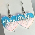 Detailansicht irisierender Herzohrringe mit Bride-Schriftzug und Blumenakzenten - Blau Rosa Farbverlauf Herz Braut