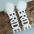Elegante weiße Kunstfell-Ohrringe mit vertikalen BRIDE-Buchstaben für Hochzeitsfeiern - Weißer Pelzball Braut