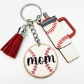 Dettaglio portachiavi da baseball in legno per mamma con nappa rossa e ciondolo - Stile Baseball