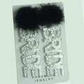 Detail von Braut-Ohrringen mit schwarzen Plüschkugeln und silbernen Glitzer-BRIDE-Briefen - Black Fur Ball Bride Glitter