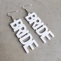 Detailansicht der weißen BRIDE-Ohrringe aus Acryl mit Silberhaken für die Hochzeit - Weißes Acryl Braut