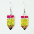 Detailweergave van glitterende potloodoorbellen voor leraren met gele kunsthars - Resin Glitter Potlood