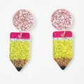 Macro-opname van potlood oorbellen met glinsterende afwerking voor leraren - Glitter Potlood Hanger