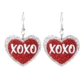 Funkelnde rote herzförmige Acryl-Ohrringe mit XOXO-Text für den Valentinstag - XOXO Herz Stil (1)