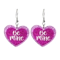 Detail von Glitzer Acryl Herzohrringen mit Be Mine Text und rosa lila funkelnden Akzenten - Be Mine Stil (3)