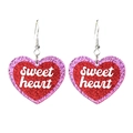 Funkelnde Herzohrringe aus Acryl mit Sweet Heart Schriftzug und rosa-rotem Glitzer - Sweet Heart Stil (2)