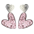 Détail de boucles d'oreilles cœur avec texture pailletée rose et motifs en métal argenté - Rose
