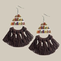 Dettaglio di orecchini bohémien con motivo libreria e nappe intrecciate marrone scuro - Stile Nappa Color Caffè(5)