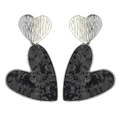Détail de boucles d'oreilles double cœur en métal texturé argenté et paillettes noires - Noir