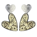 Détail de boucles d'oreilles double cœur en cuir doré scintillant et métal argenté - Or Jaune