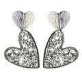 Détail de boucles d'oreilles cœur argentées avec texture martelée et finition pailletée - Argent