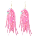 Détail de boucles d'oreilles longues à paillettes roses avec fini irisé scintillant - Style Gland Rose(6)