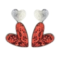 Détail macro de boucles d'oreilles cœur en métal argenté et paillettes rouges - Rouge