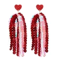 Détail de boucles d'oreilles cœur pailleté avec glands de sequins rouges et roses superposés - Style Gland Cœur Rouge(8)