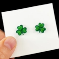 Detalle de aretes de trébol verde brillante para mujer presentados en tarjeta blanca - Trébol Verde (1)